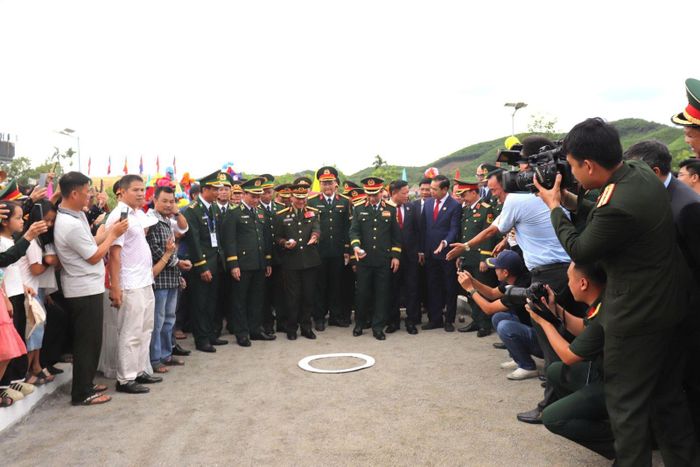 Hai Bộ trưởng Bộ Quốc phòng hai nước tham gia các hoạt động văn hóa văn nghệ, thể thao tại chương trình giao lưu.