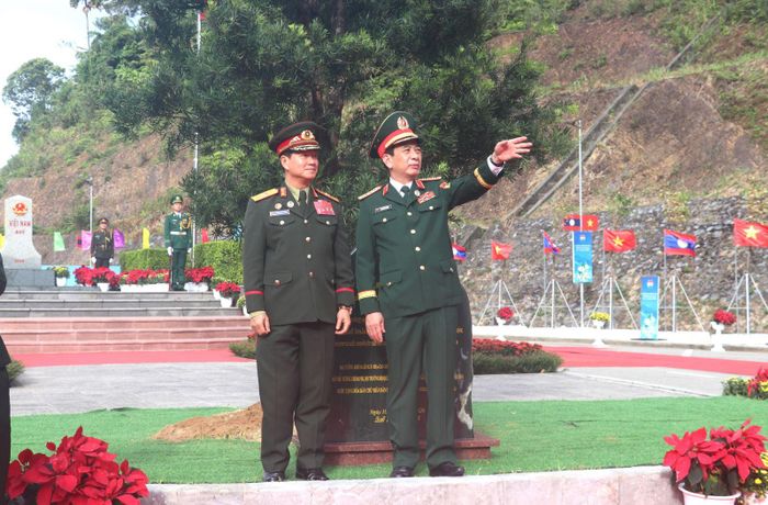 Bộ trưởng Bộ Quốc phòng hai nước trồng cây lưu niệm tại Đồn Biên phòng cửa khẩu Thanh Thủy.
