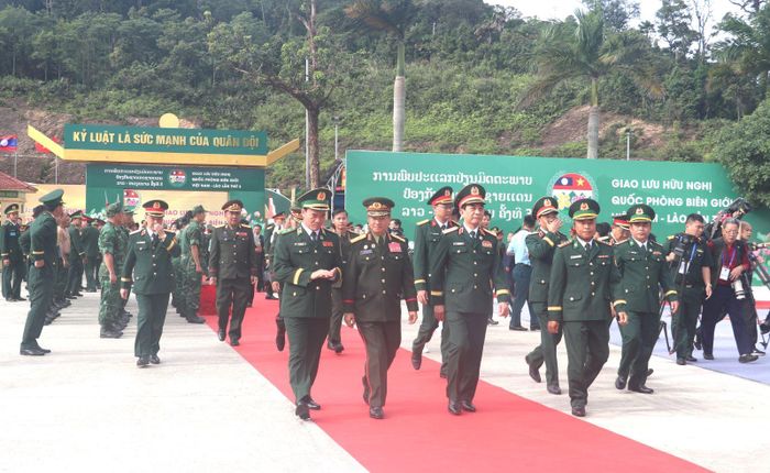 Hai Bộ trưởng Bộ Quốc phòng hai nước thăm và động viên cán bộ, chiến sĩ Đồn Biên phòng cửa khẩu Thanh Thủy.