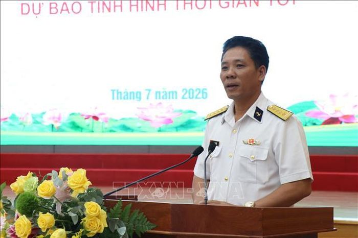 Đại tá Phạm Văn Kết, Phó Chủ nhiệm Chính trị Vùng 4 Hải quân thông tin những diễn biến nổi bật của tình hình Biển Đông và các quan điểm, chủ trương của Đảng, Nhà nước về bảo vệ chủ quyền biển, đảo tại hội nghị.