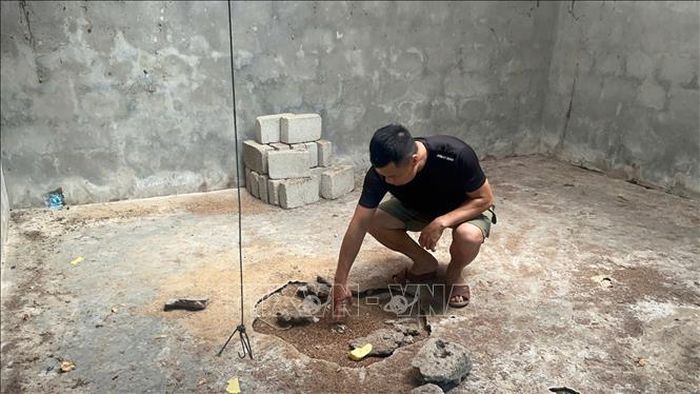 Hố sụt lút trong nhà hộ dân sống gần với mỏ đá của Công ty cổ phần xi măng Đồng Lâm (phường Phong Điền, thành phố Huế).
