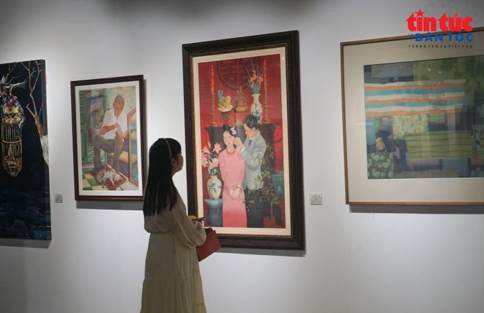 Công chúng dừng lại chiêm ngưỡng bức tranh về gia đình, tình yêu đôi lứa...