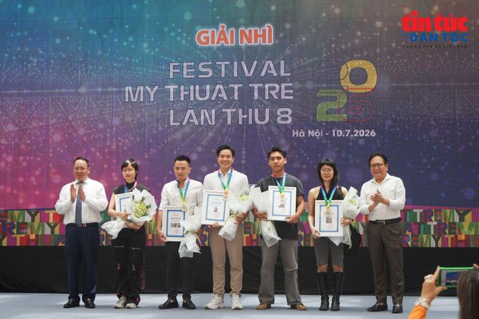 Ban Tổ chức trao 3 giải Nhất, 5 giải Nhì, 9 giải Ba, 11 giải Khuyến khích và 3 giải Đồ án tốt nghiệp.