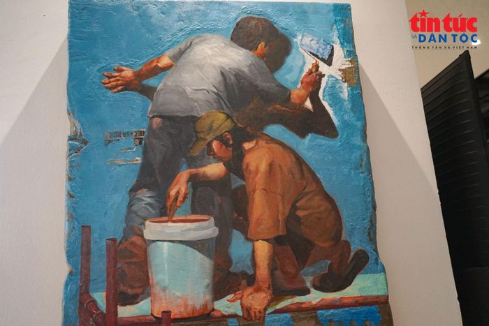 Tác phẩm ‘‘Đứng vững vào’’, chất liệu sơn dầu, Acrylic trên xi măng của tác giả Nguyễn Quang Huy được trao giải Nhì.