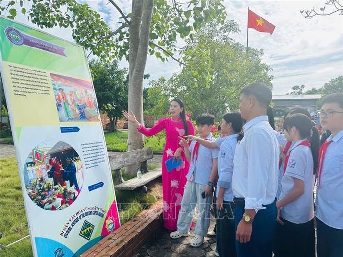 Triển lãm giới thiệu đến người dân và du khách 30 pano cùng 60 bức ảnh phản ánh những giá trị văn hóa phi vật thể tiêu biểu gắn với không gian văn hóa Thành Nhà Hồ và vùng phụ cận.