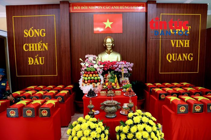 Các liệt sĩ được đưa vào Nhà tưởng niệm để thờ phụng.