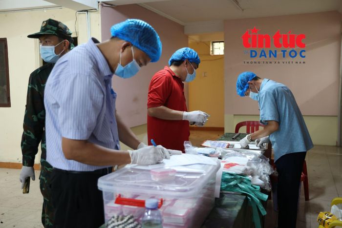 Công tác lấy mẫu để xét nghiệm ADN.