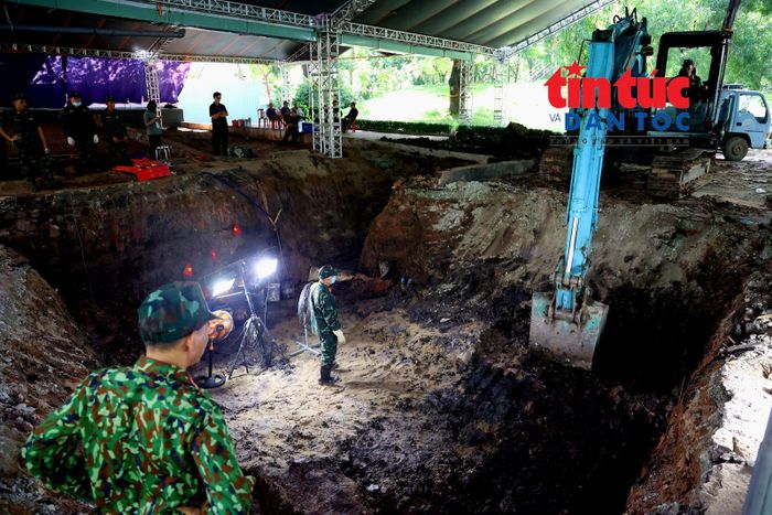 Máy múc đào tiếp tục mở rộng phạm vi tìm kiếm.