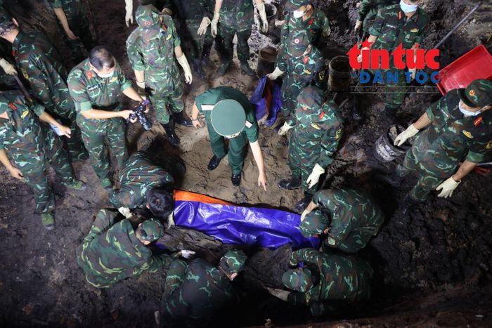 Thiếu tướng Trần Chí Tâm, Phó Chính ủy Quân khu 7, Trưởng Ban Chỉ đạo 515 Quân khu 7 trực tiếp đến khu vực tìm kiếm tham gia.