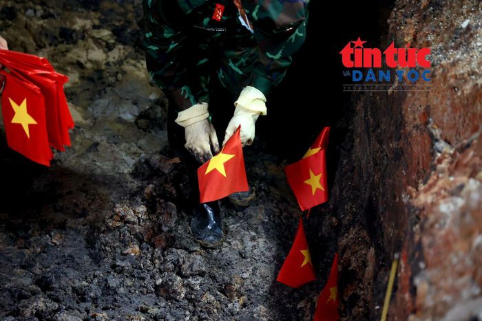 Phạm vi tìm kiếm được cắm cờ Tổ quốc.