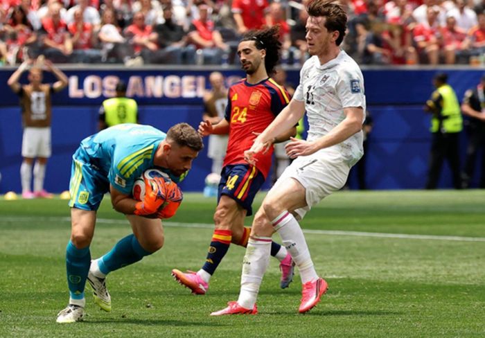 Các đối thủ vẫn chưa thể khoan thủng mành lưới thủ môn Unai Simon ở World Cup 2026. Ảnh AFP