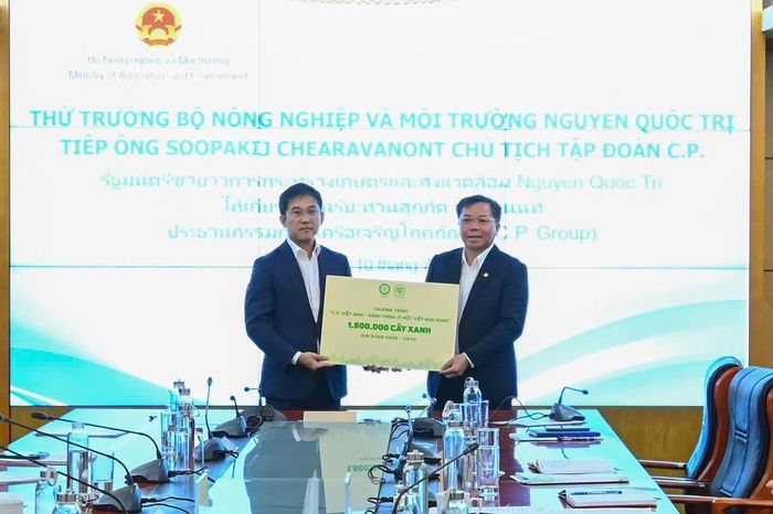 Đại diện C.P. Việt Nam trao biển tượng trưng cho Cục Lâm nghiệp và Kiểm lâm, với mục tiêu trồng thêm 1,5 triệu cây xanh giai đoạn 2026 - 2030. Ảnh: BTC