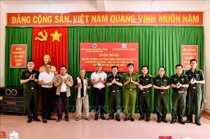 Các đại biểu Chi nhánh Khí Tây Nam Bộ và Bộ đội Biên phòng, Công an thành phố tham gia hội nghị tuyên truyền. Ảnh: TTXVN phát