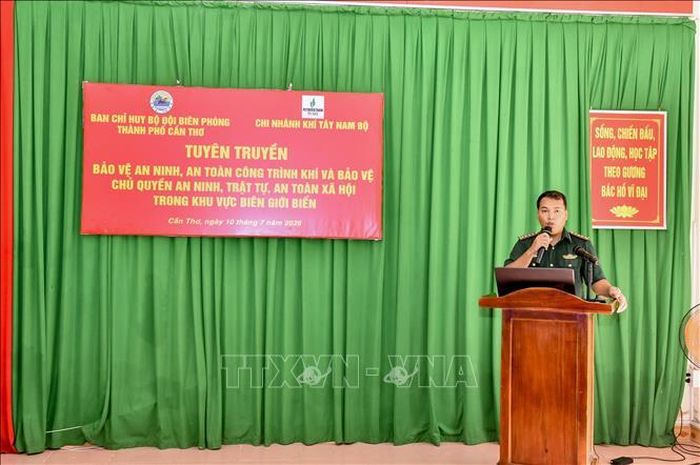 Cán bộ đồn Biên phòng Trung Bình tuyên truyền các nội dung chống khai thác IUU đến ngư dân tại hội nghị. Ảnh: TTXVN phát