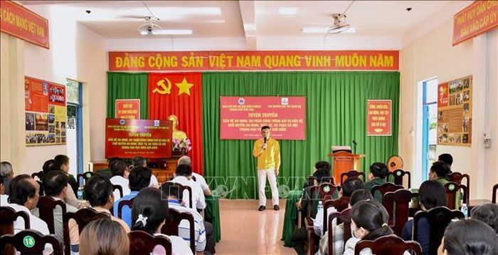 Đại diện Chi nhánh Khí Tây Nam Bộ giới thiệu về hệ thống đường ống dẫn khí PM3 - Cà Mau. Ảnh: TTXVN phát