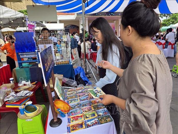Người dân tham quan tìm hiểu về các sản phẩm thủ công tại ngày hội. Ảnh: Trần Lê Lâm/TTXVN
