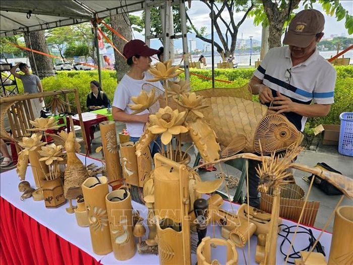 Các sản phẩm thủ công độc đáo làm từ tre được trưng bày giới thiệu tại ngày hội.