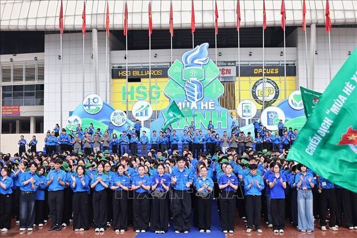 Các tình nguyện viên thể hiện tinh thần quyết tâm tỏa đến với mọi miền của Tổ quốc, ghi dấu ấn của tuổi trẻ Thủ đô với các hoạt động tình nguyện ý nghĩa trong mùa hè. Ảnh: Minh Đức/TTXVN