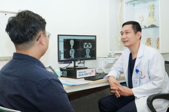 Bệnh nhân tái khám sau gần một tháng xuất viện. Ảnh: BV