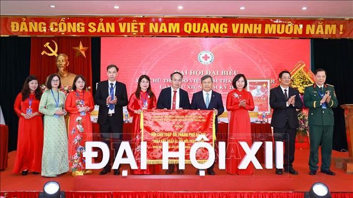 Đại hội đón nhận bức trướng của Thành ủy, HĐND, UBND, Ủy ban MTTQ Việt Nam thành phố Hà Nội tặng. Ảnh: Thanh Tùng/TTXVN
