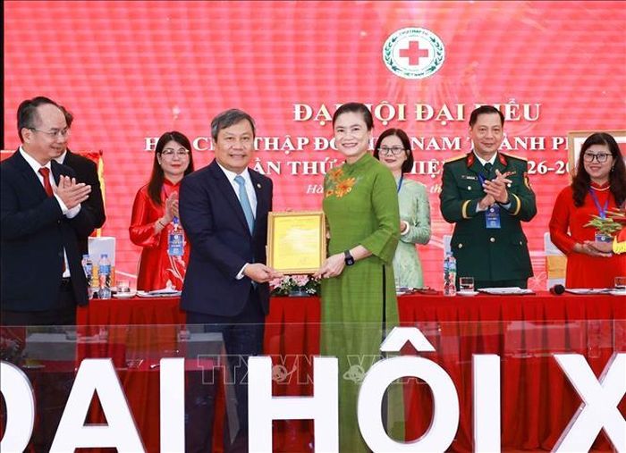 Đại hội suy tôn đồng chí Vũ Đại Thắng, Ủy viên Trung ương Đảng, Phó Bí thư Thành ủy, Chủ tịch tịch UBND thành phố Hà Nội là Chủ tịch danh dự Hội Chữ thập đỏ thành phố Hà Nội nhiệm kỳ 2026 - 2031. Ảnh: Thanh Tùng/TTXVN