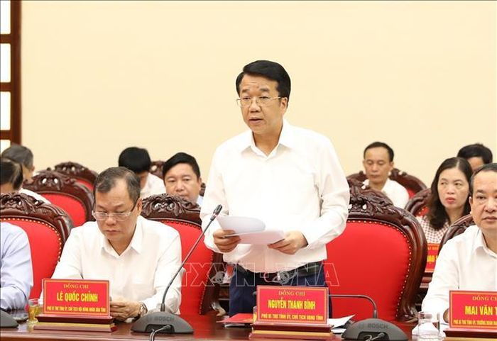 Đồng chí Nguyễn Thanh Bình, Chủ tịch UBND tỉnh Ninh Bình, báo cáo về tình hình kinh tế - xã hội 6 tháng đầu năm 2026.