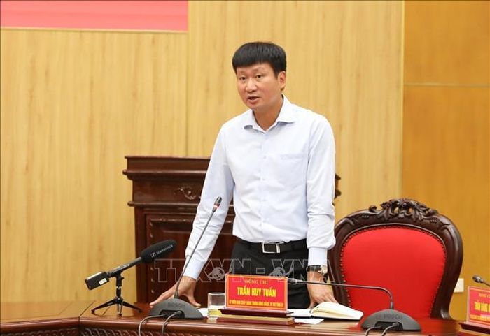 Đồng chí Trần Huy Tuấn, Ủy viên Trung ương Đảng, Bí thư Tỉnh ủy Ninh Bình phát biểu tại buổi làm việc.