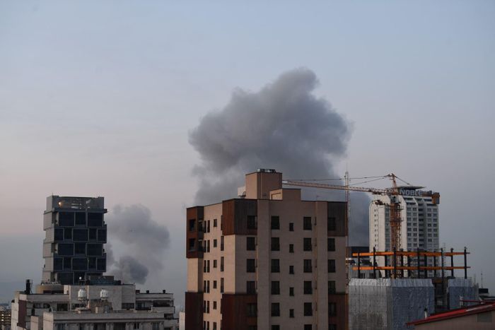 Khói bốc lên sau vụ nổ ở Tehran, Iran. Ảnh tư liệu: THX/TTXVN phát
