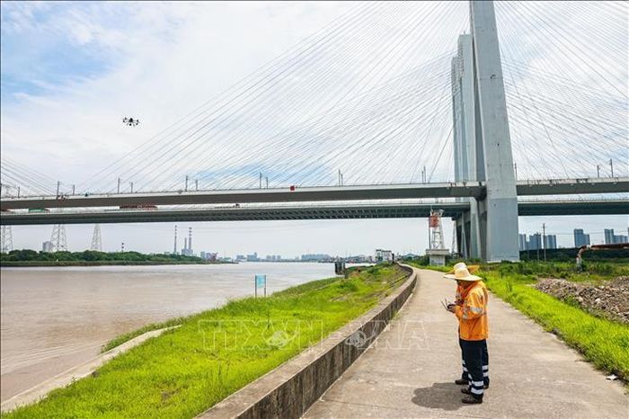 Nhân viên kiểm tra một cầu đường sắt bằng thiết bị bay không người lái trước bão Bavi tại Chiết Giang, Trung Quốc ngày 9/7/2026. Ảnh: THX/TTXVN phát