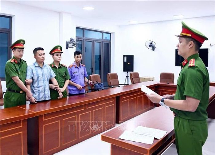Cơ quan Cảnh sát điều tra, Công an tỉnh Tuyên Quang thi hành Lệnh giữ người trong trường hợp khẩn cấp đối với Nguyễn Hà Duy. Ảnh: TTXVN phát