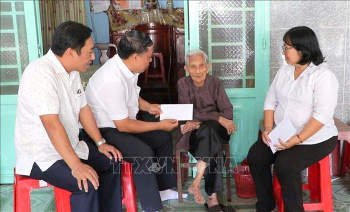 Tặng quà người có công. Ảnh TTXVN