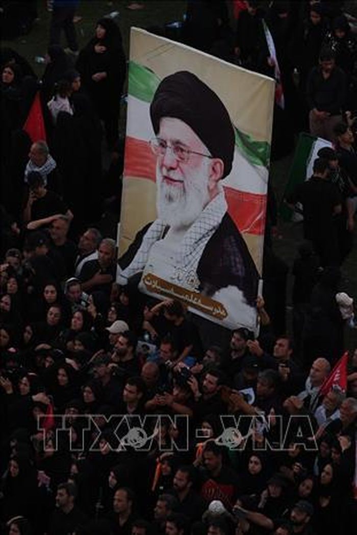 Người dân tiễn biệt cố Đại giáo chủ Iran Ali Khamenei tại thành phố Mashhad, ngày 9/7/2026. Ảnh: THX/TTXVN phát