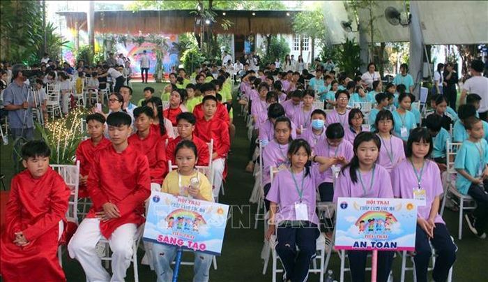 Trẻ em có hoàn cảnh đặc biệt, khó khăn đang được nuôi dưỡng tại các mái ấm, nhà mở trên địa bàn thành phố tham gia hội trại.