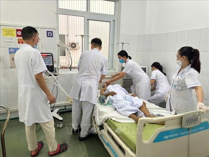 Lực lượng y, bác sỹ nỗ lực cứu chữa cho các nạn nhân vụ lật tàu. Ảnh: TTXVN phát