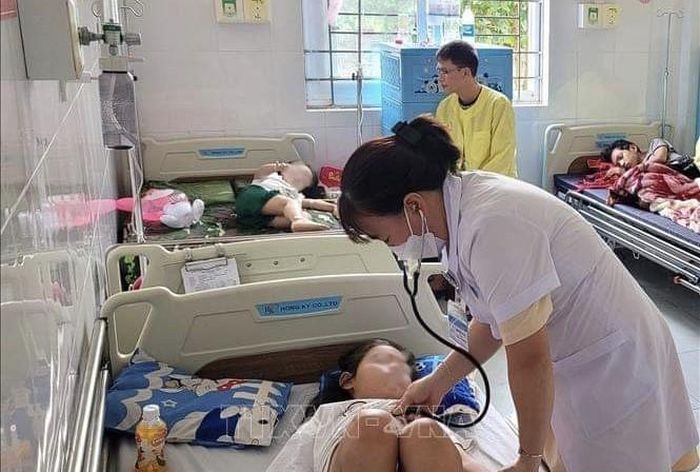 Các bệnh nhân đang được điều trị tại Bệnh viện Nhi Gia Lai. Ảnh tư liệu: Hoài Nam/TTXVN