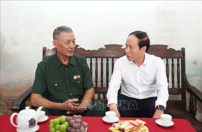Phó Thủ tướng Lê Tiến Châu thăm hỏi tình hình sức khỏe, đời sống gia đình thương binh Đào Đình Hảo. Ảnh: TTXVN phát