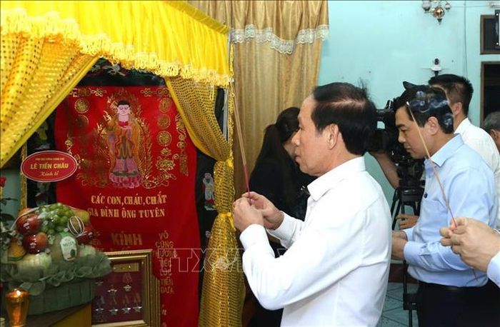 Phó Thủ tướng Lê Tiến Châu thắp hương tưởng nhớ Anh hùng Lực lượng vũ trang nhân dân Ngô Thị Tuyển. Ảnh: TTXVN phát