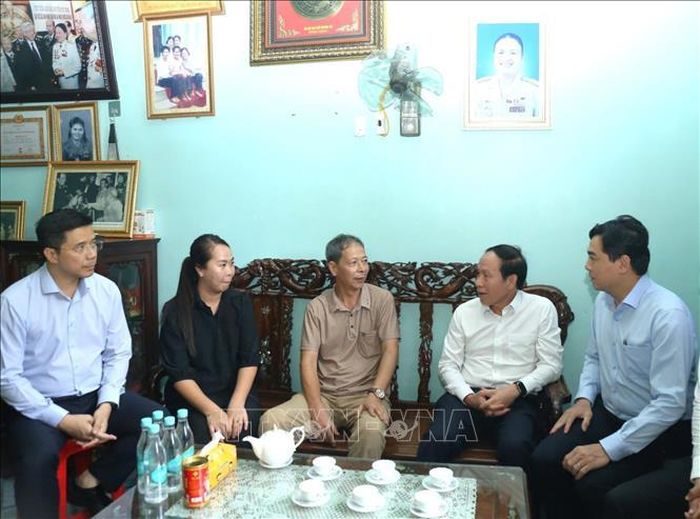 Phó Thủ tướng Lê Tiến Châu (thứ 2, phải qua) thăm, động viên gia đình Anh hùng Lực lượng vũ trang nhân dân Ngô Thị Tuyển. Ảnh: TTXVN phát