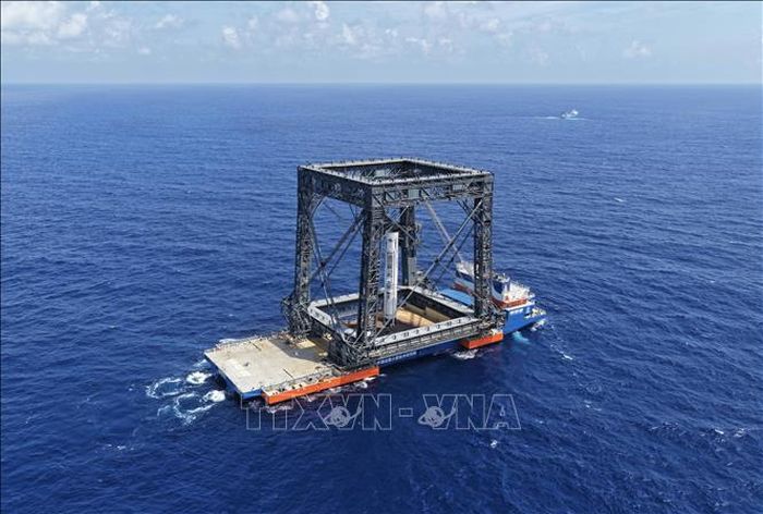 Tầng đẩy thứ nhất của tên lửa đẩy Trường Chinh-10B được thu hồi thành công ngày 10/7/2026. Ảnh: THX/TTXVN phát