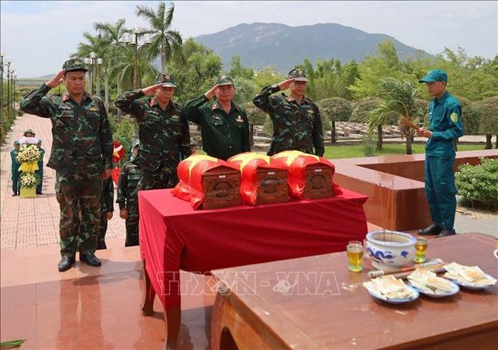 Lễ truy điệu 3 anh hùng liệt sĩ sau khi được cất bốc và đưa về nghĩa trang liệt sĩ ở Nghĩa trang liệt sĩ Ninh Hòa - Vạn Ninh. Ảnh: TTXVN phát