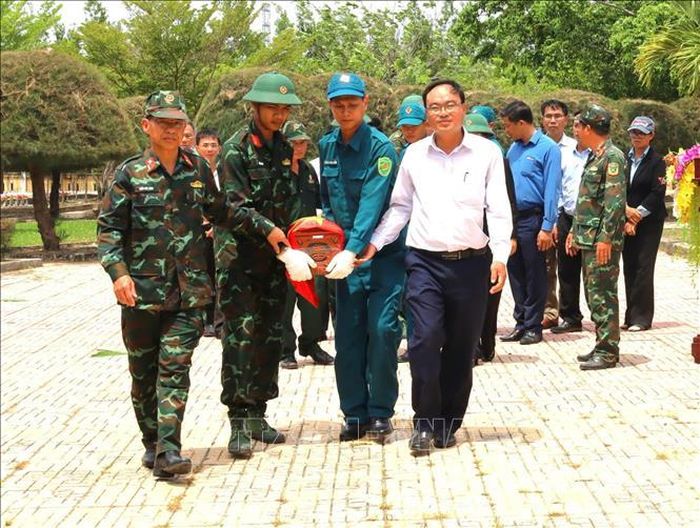 Bộ Chỉ huy Quân sự tỉnh Khánh Hòa phối hợp với Sở Nội vụ và địa phương xã Tân Định tổ chức lễ truy điệu và an táng 3 hài cốt liệt sĩ ở Nghĩa trang liệt sĩ Ninh Hòa - Vạn Ninh. Ảnh: TTXVN phát