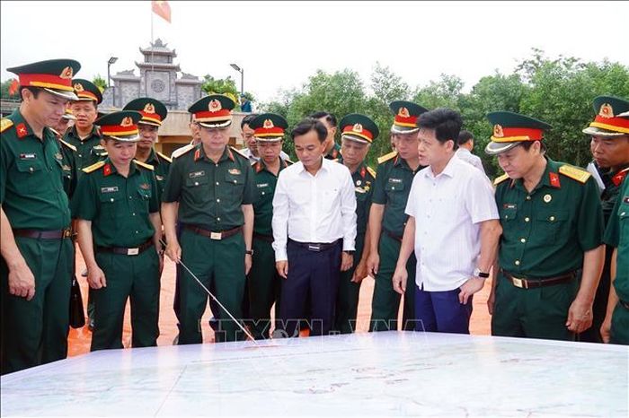 Các đại biểu tham gia khảo sát thực địa, xác định các vị trí nghi có hài cốt tại hiện trường. Ảnh: Tường Vi/TTXVN