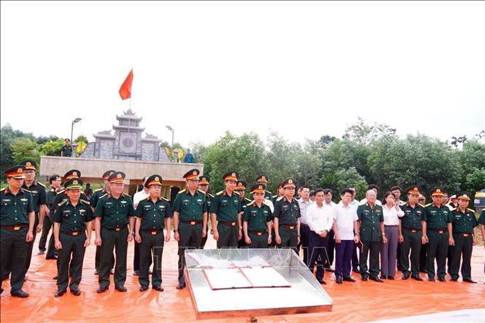 Các đại biểu tham gia khảo sát thực địa, xác định các vị trí nghi có hài cốt tại hiện trường. Ảnh: Tường Vi/TTXVN