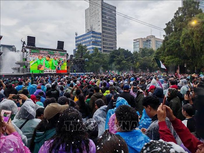 Người hâm mộ đổ về khu vực Fan Fest trên đại lộ Paseo de la Reforma, thủ đô Mexico City để theo dõi cuộc đối đầu giữa Mexico và Anh tại vòng 1/8 World Cup 2026. Ảnh: Phương Lan/PV TTXVN tại Mexico