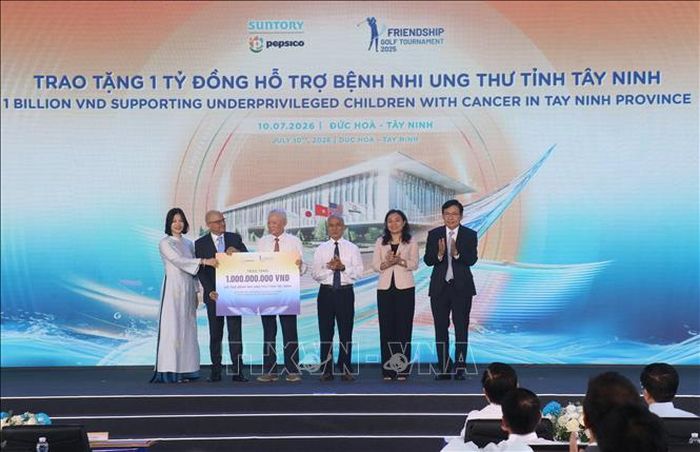 Nhà đầu tư trao tặng 1 tỷ đồng hỗ trợ bệnh nhi ung thư tỉnh Tây Ninh tại buổi lễ. Ảnh: Bùi Giang/TTXVN