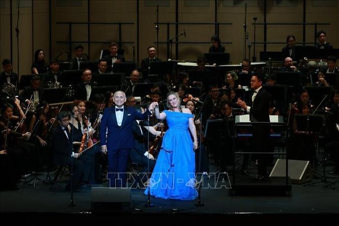 Nghệ sĩ opera nổi tiếng thế giới biểu diễn tại chương trình. Ảnh: TTXVN phát