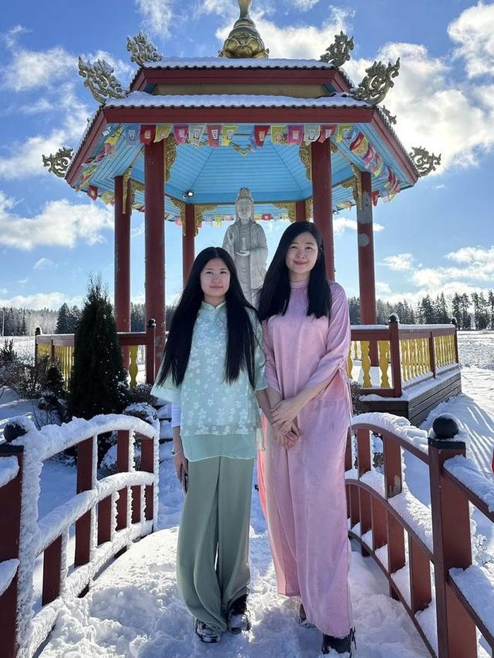 Mạc Anh Thư và con gái.