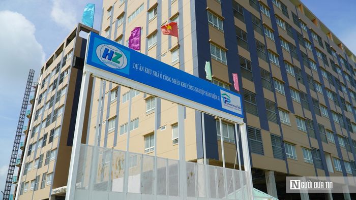 Trao đổi với Người Đưa Tin, đại diện Sở Xây dựng tỉnh Lâm Đồng cho biết, dự án Khu nhà ở xã hội cho công nhân Khu công nghiệp Hàm Kiệm II vẫn đang được triển khai theo tiến độ của giai đoạn 1. Theo đó, giai đoạn 1 được thực hiện từ quý II/2026 đến quý II/2027, tập trung đầu tư xây dựng hệ thống hạ tầng kỹ thuật chung của toàn dự án, đồng thời xây dựng hai khối chung cư nhà ở xã hội B1 và B2.