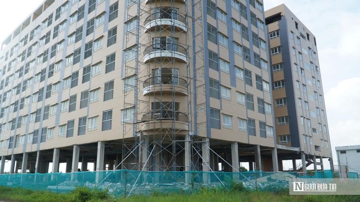 Dù phần lớn mặt ngoài đã được sơn hoàn thiện, một số khu vực của tòa nhà vẫn còn dựng giàn giáo để tiếp tục thi công.