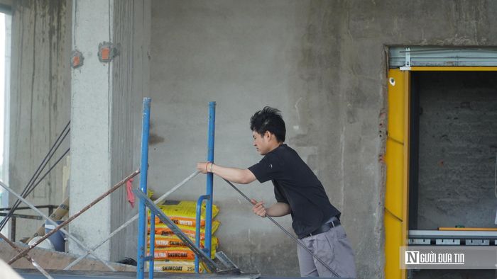 Đại diện UBND xã Hàm Kiệm cho biết, nguyên nhân khiến dự án Khu nhà ở xã hội cho công nhân Khu công nghiệp Hàm Kiệm II chậm là do phải thực hiện các thủ tục điều chỉnh sau khi chuyển giao chủ đầu tư. Theo đại diện UBND xã Hàm Kiệm, dự án được tiếp nhận từ chủ đầu tư cũ nên phải tiến hành điều chỉnh chủ trương đầu tư, đồng thời điều chỉnh quy hoạch. Hiện nay, do đang vào mùa mưa nên việc thi công gặp nhiều khó khăn. Chủ đầu tư đang tập trung triển khai các hạng mục hạ tầng, đặc biệt là hệ thống đường giao thông nội khu.